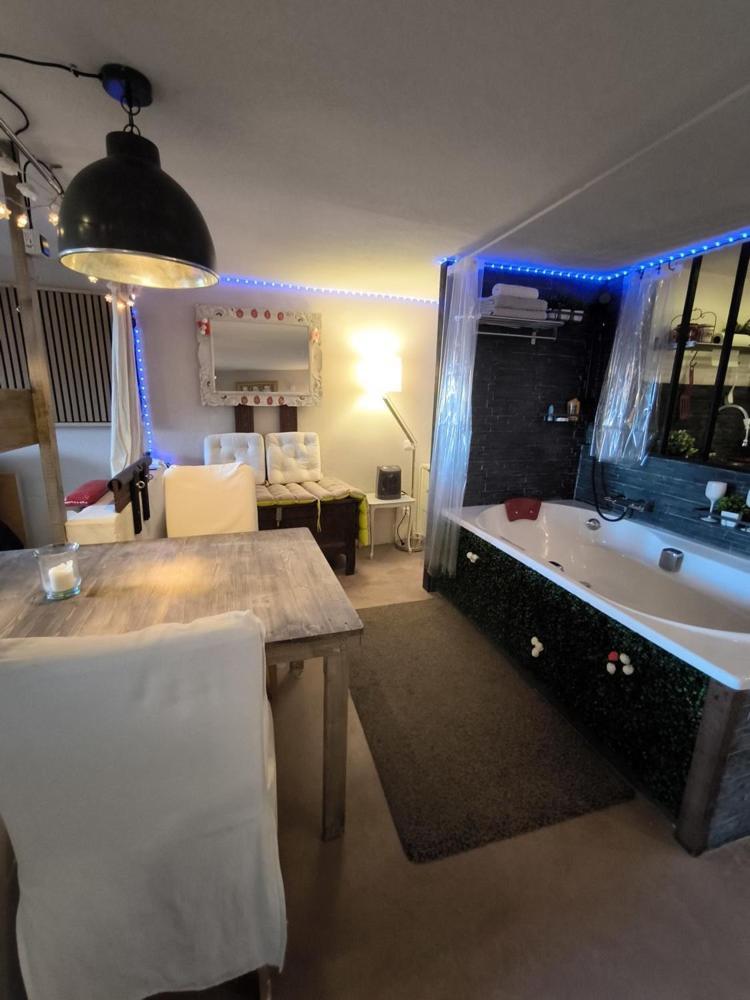 Love-Room Discret 40 M2 Bormes Les Mimosas Village Avec Terrasse Εξωτερικό φωτογραφία